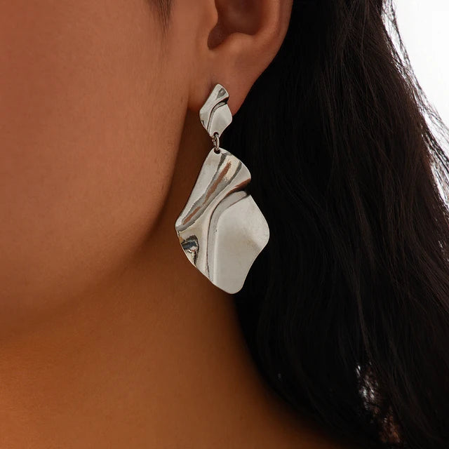 Boucles d’Oreilles Pendantes Métal Plissé – Style Vintage Doré