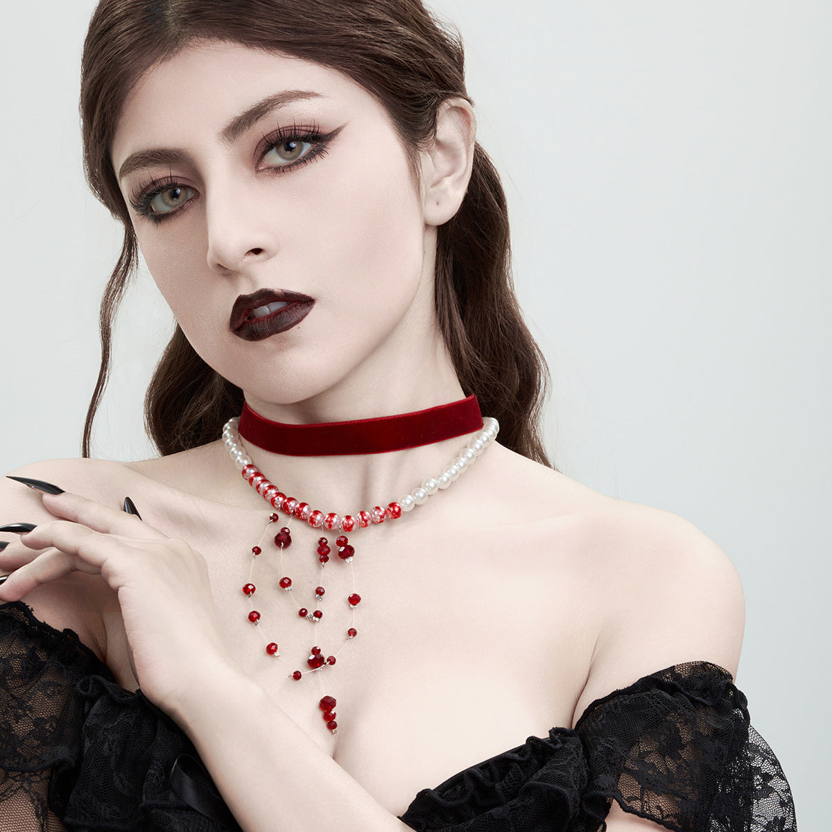 Collier Ras-de-Cou – Perles, Velours & Gouttes de Sang
