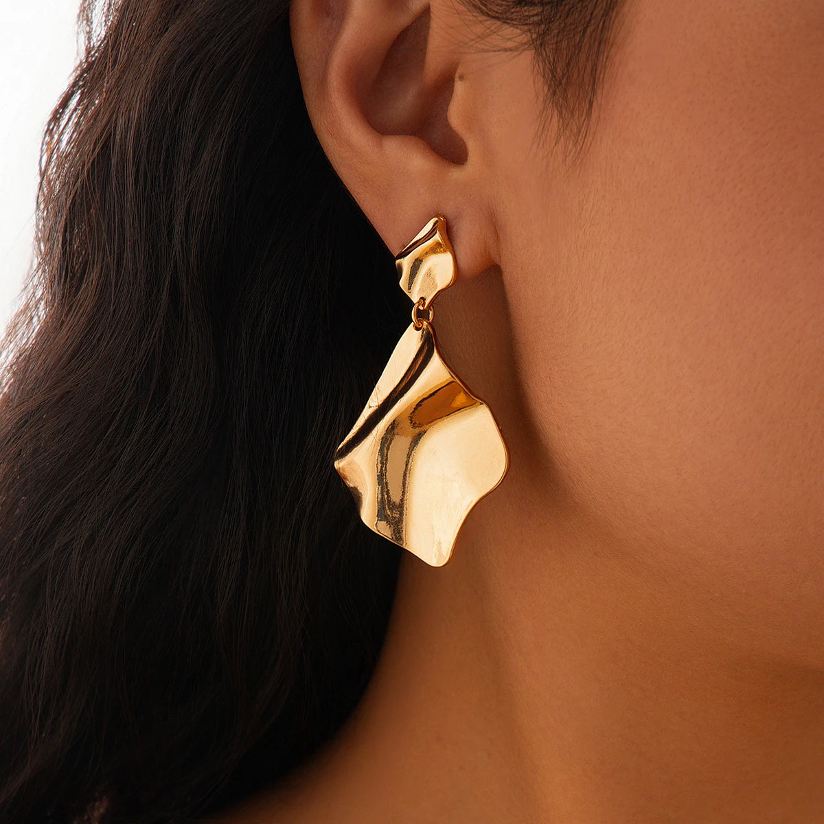 Boucles d’Oreilles Pendantes Métal Plissé – Style Vintage Doré