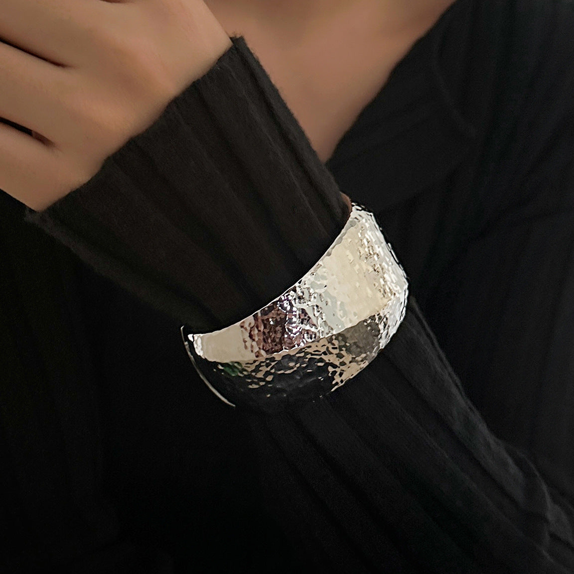 Bracelet Large Martelé – Acier Bicolore Élégant & Tendance