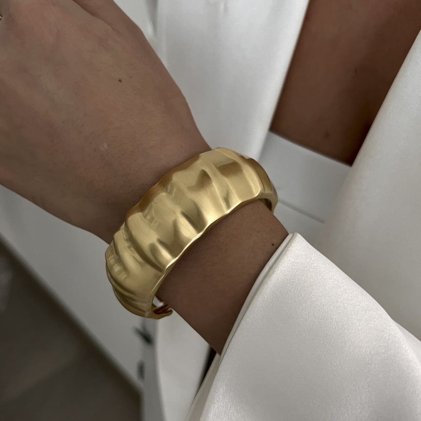 Bracelet Doré Sculptural – Design Moderne & Tendance