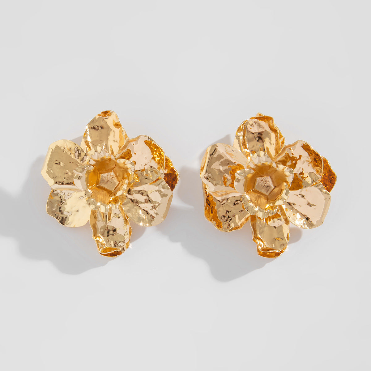 Boucles d’Oreilles Fleur Métallique – Effet Plissé 3D Chic