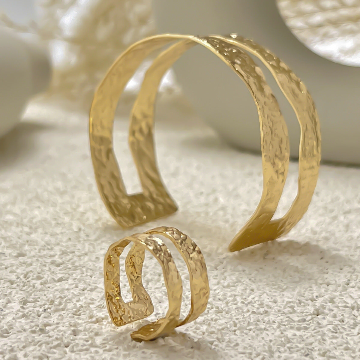 Bracelet Large en Acier Martelé – Effet Bicolore & Style Moderne