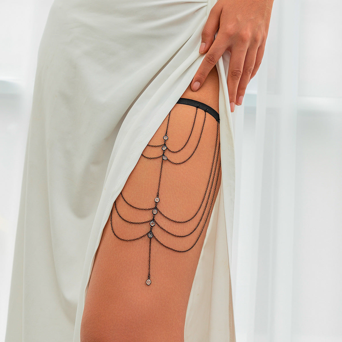 Chaîne de Cuisse Élégante à pompom papillon – Multi couche Argentée & Strass Discrets