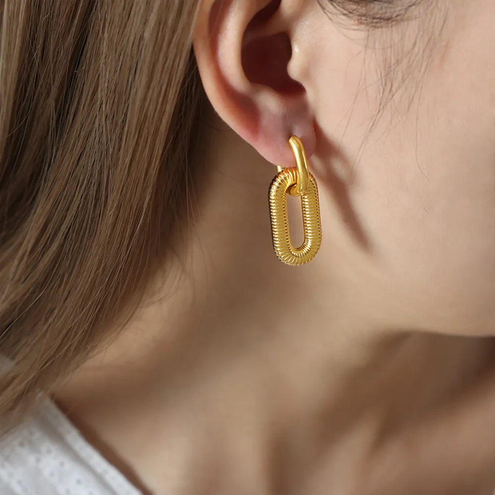 Boucles d’Oreilles Pendantes – Acier Titane & Finition Brillante