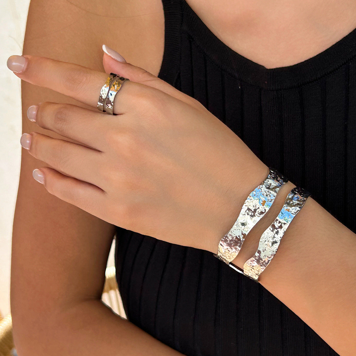 Bracelet Large en Acier Martelé – Effet Bicolore & Style Moderne