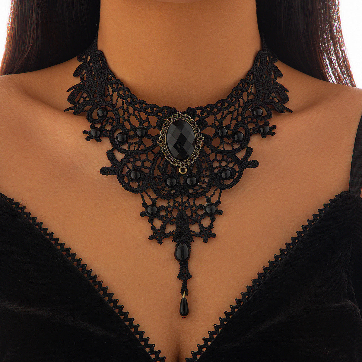 Collier Ras-du-Cou – Dentelle Noire & Pierre Rouge