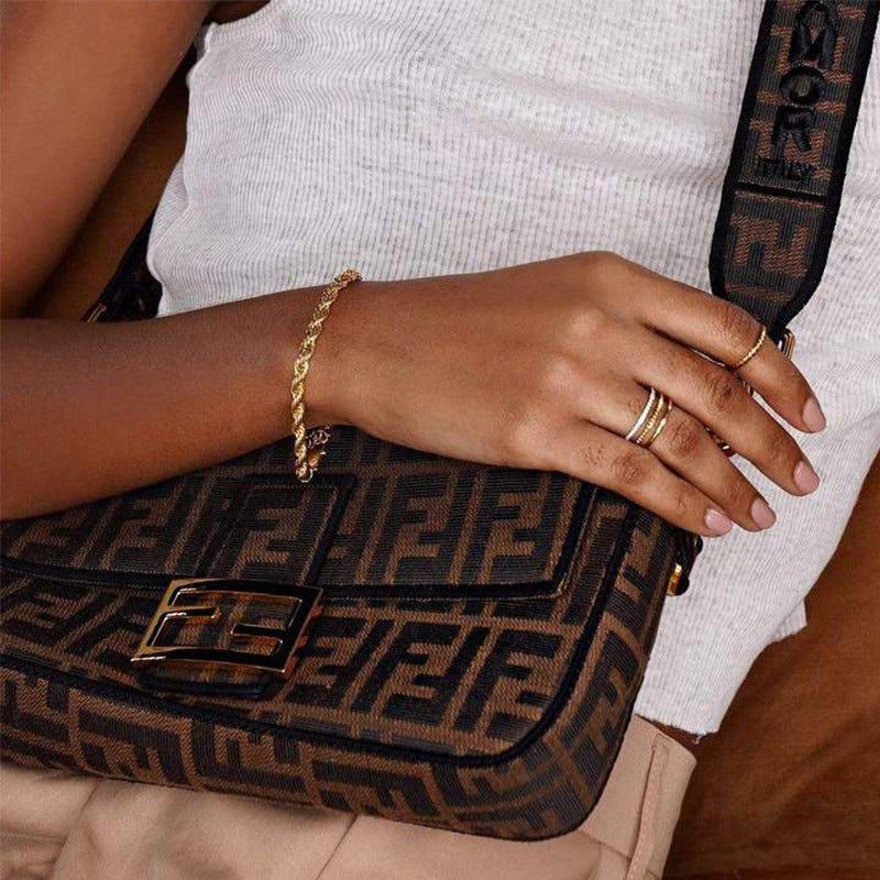 Bracelet Torsadé Doré & Collier – Style Hip-Hop & Street Chic