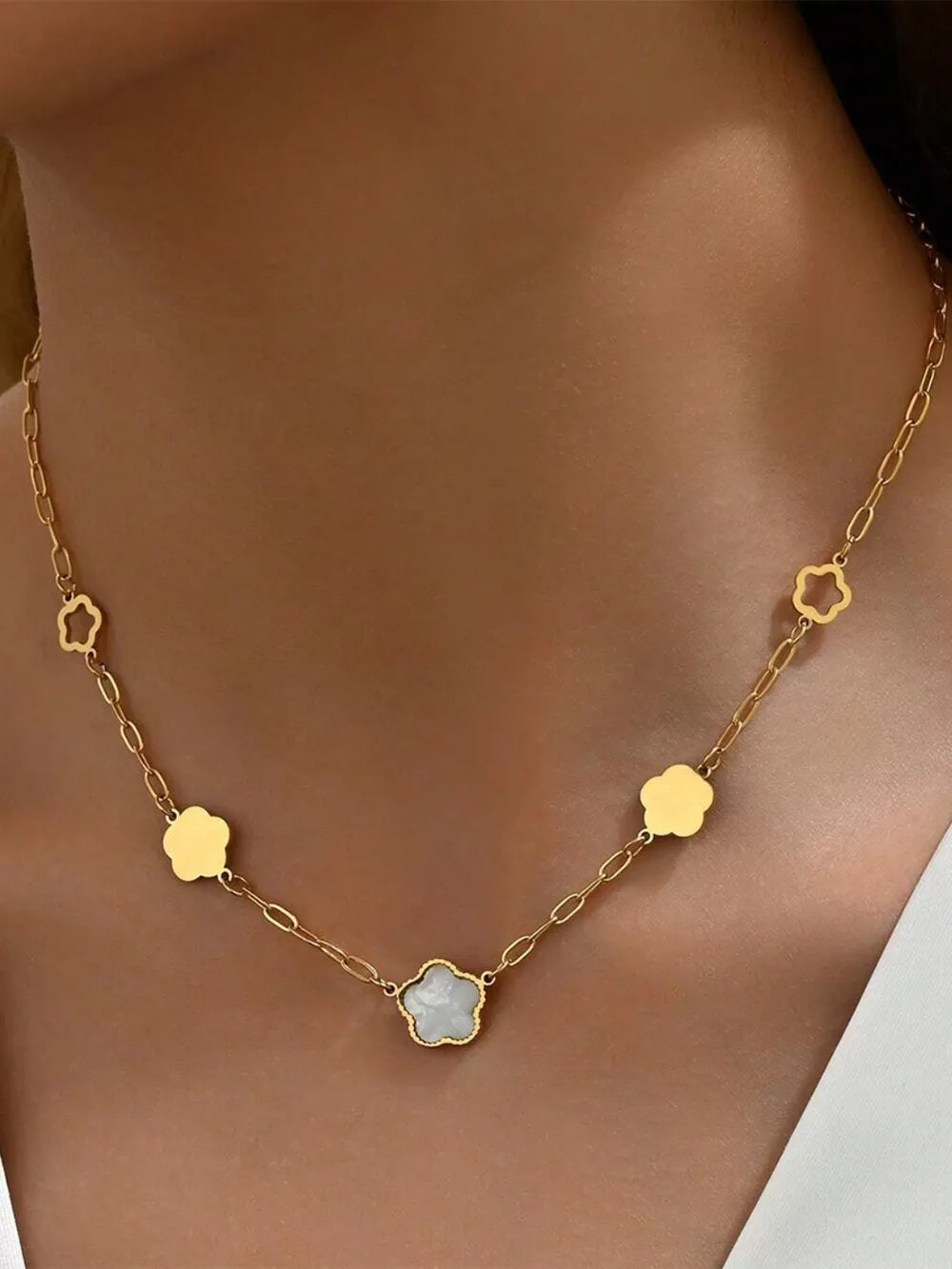 Collier Fleur Nacrée – Acier Inoxydable & Élégance Naturelle