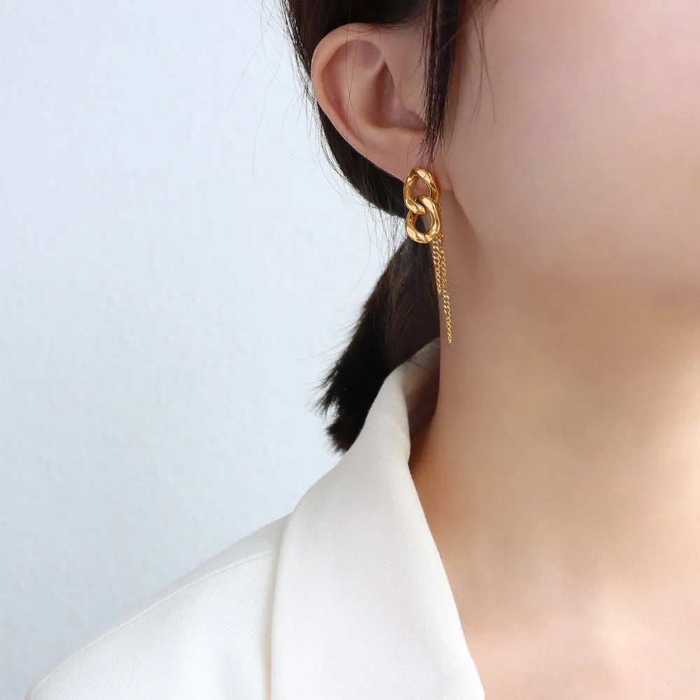 Boucles d’Oreilles Chaîne – Acier Titane & Design Graphique
