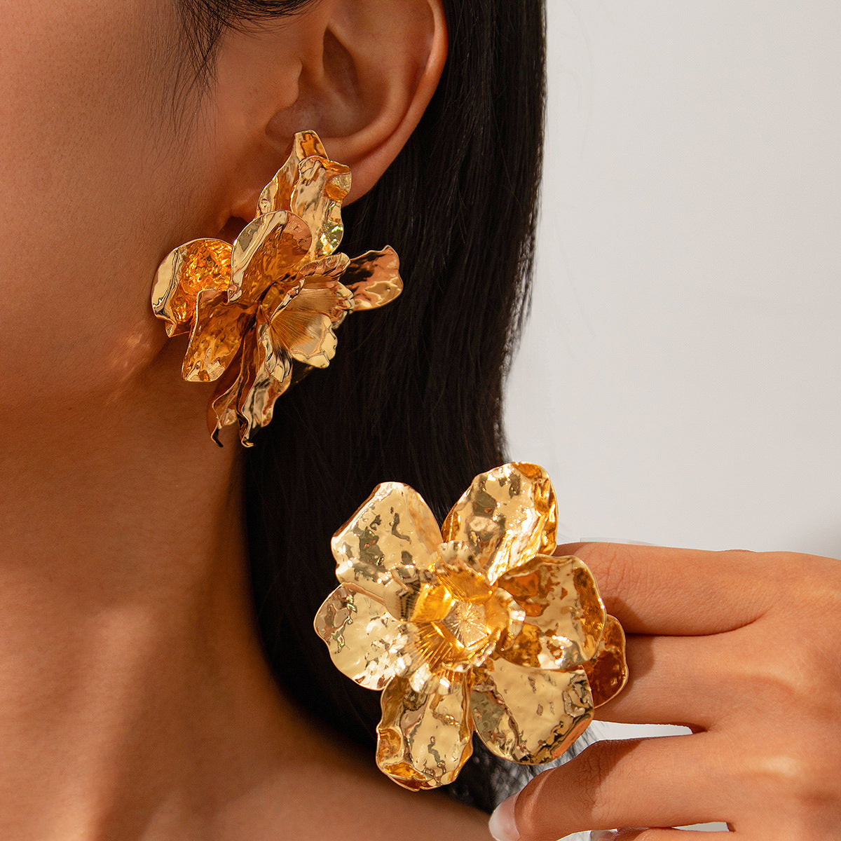 Boucles d’Oreilles Fleur Métallique – Effet Plissé 3D Chic