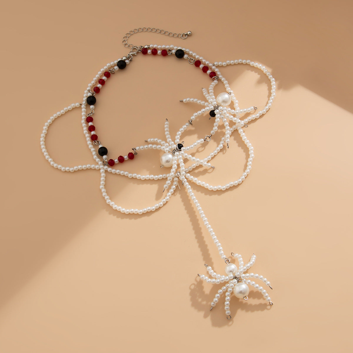 Collier Tissé en cristal – Araignées Noires & Perles