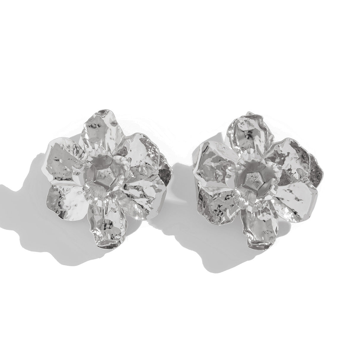 Boucles d’Oreilles Fleur Métallique – Effet Plissé 3D Chic