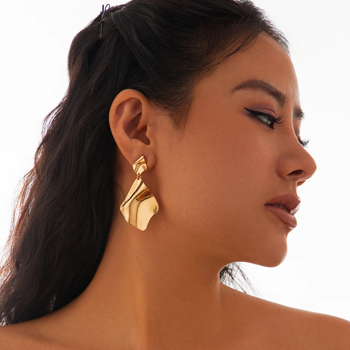Boucles d’Oreilles Pendantes Métal Plissé – Style Vintage Doré