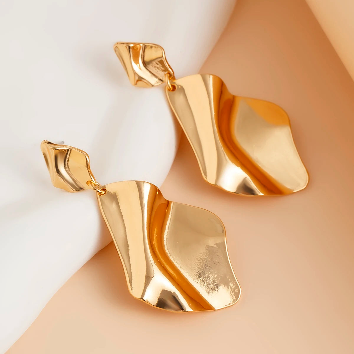 Boucles d’Oreilles Pendantes Métal Plissé – Style Vintage Doré