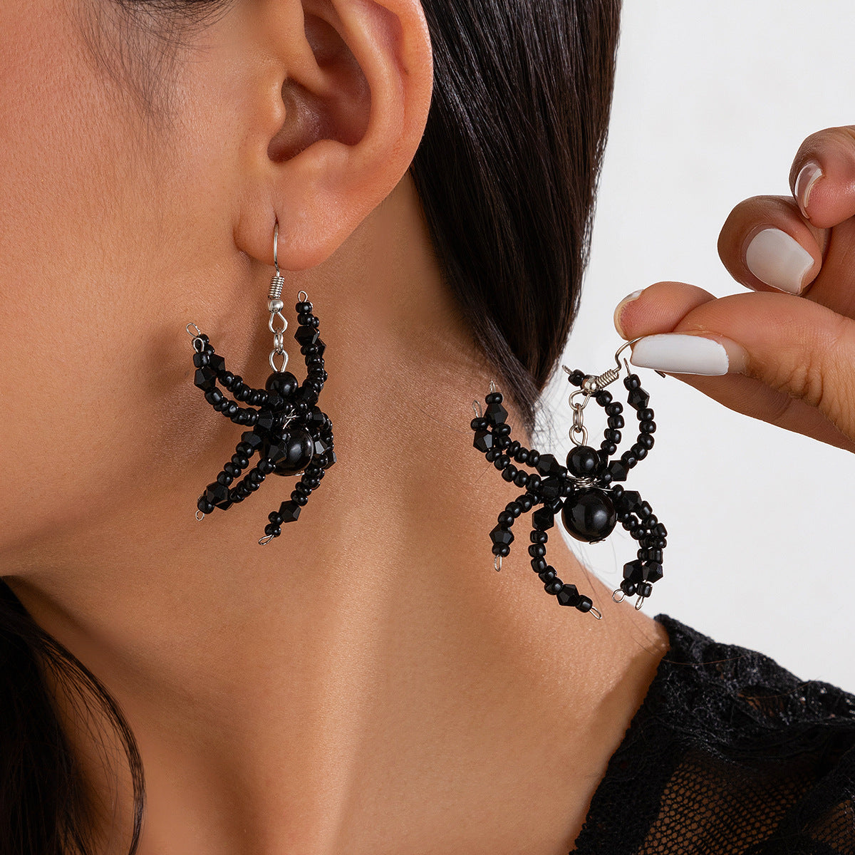 Collier Tissé en cristal – Araignées Noires & Perles