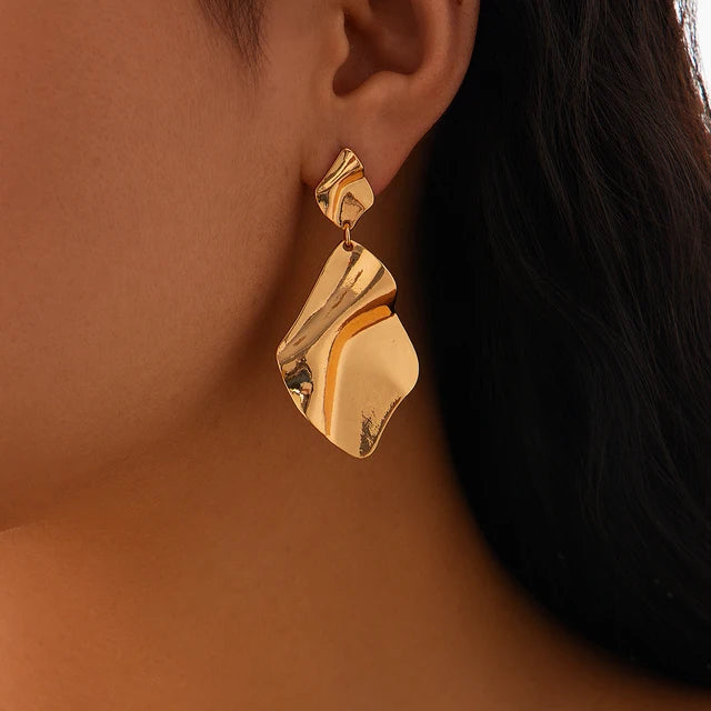 Boucles d’Oreilles Pendantes Métal Plissé – Style Vintage Doré