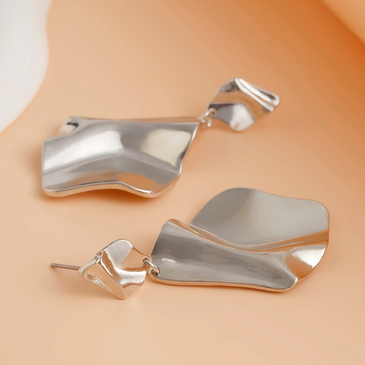 Boucles d’Oreilles Pendantes Métal Plissé – Style Vintage Doré