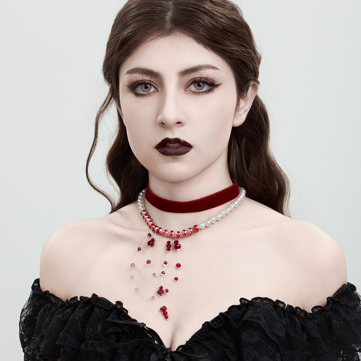 Collier Ras-de-Cou – Perles, Velours & Gouttes de Sang