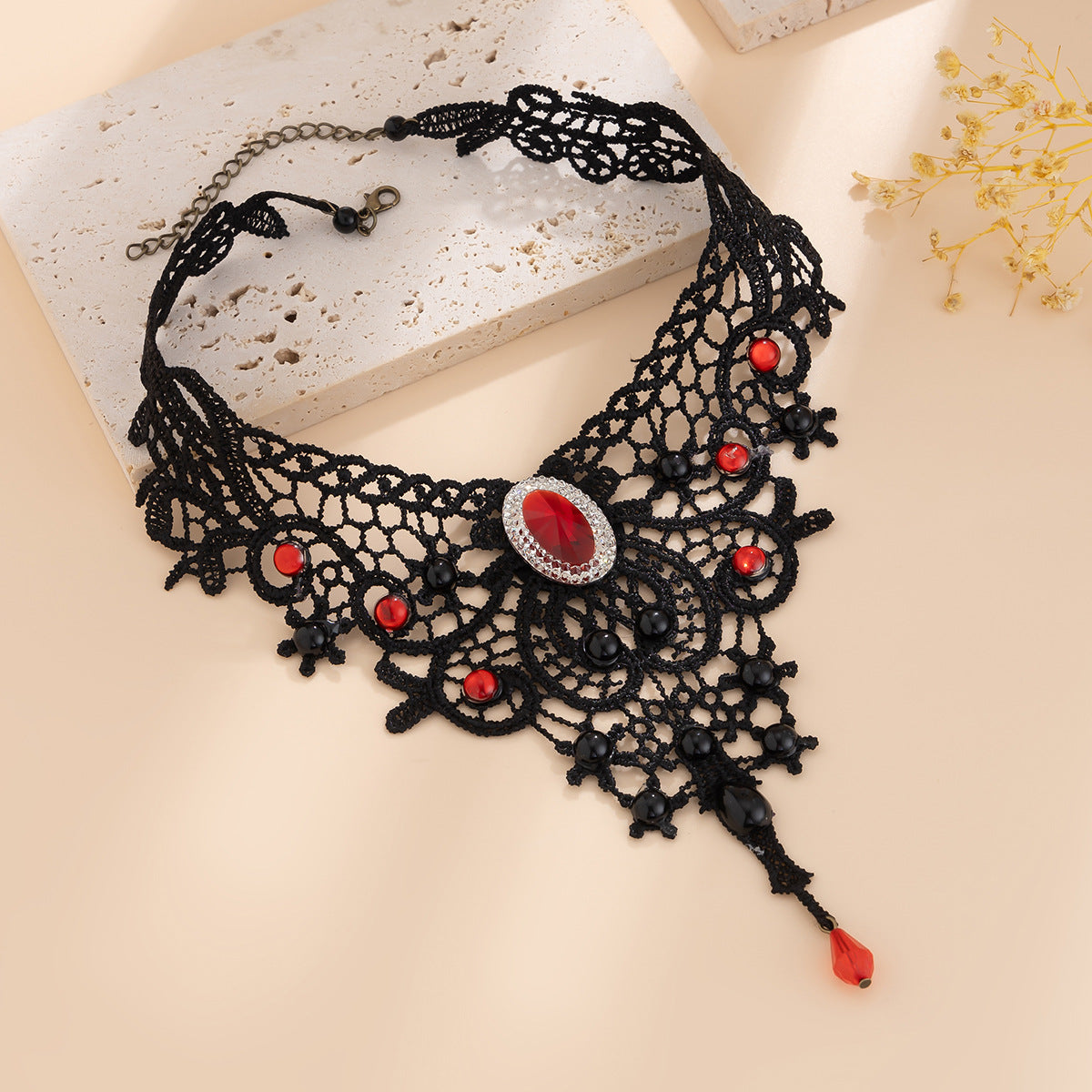 Collier Ras-du-Cou – Dentelle Noire & Pierre Rouge