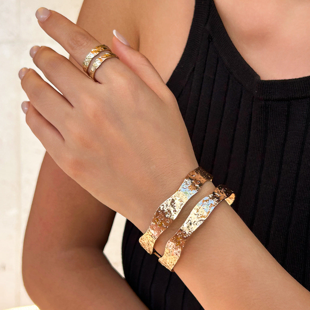 Bracelet Large en Acier Martelé – Effet Bicolore & Style Moderne