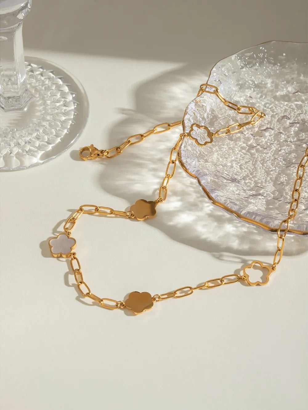 Collier Fleur Nacrée – Acier Inoxydable & Élégance Naturelle