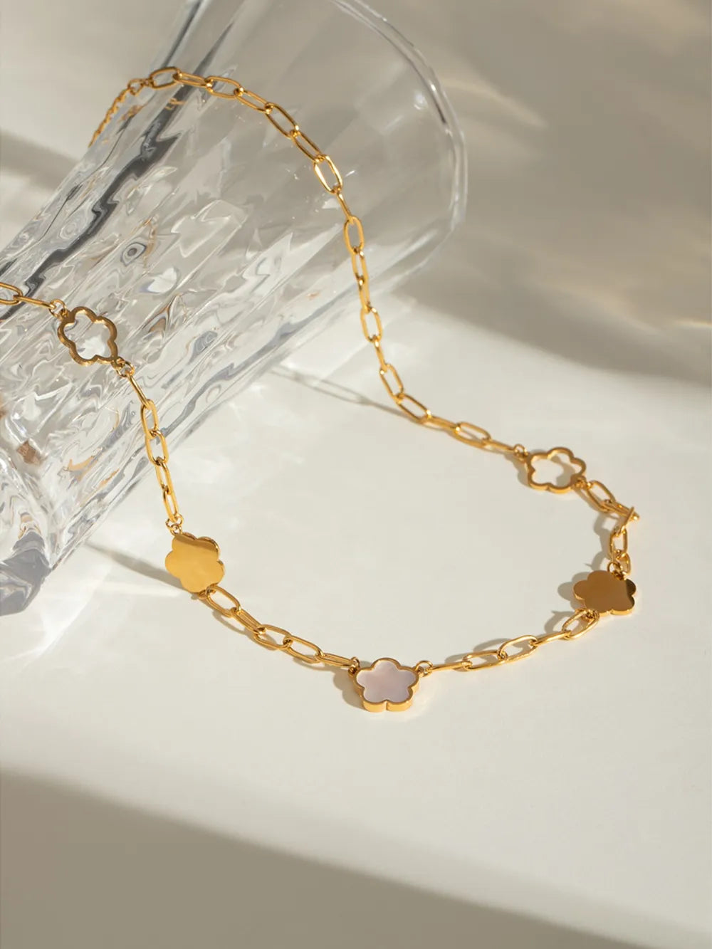 Collier Fleur Nacrée – Acier Inoxydable & Élégance Naturelle