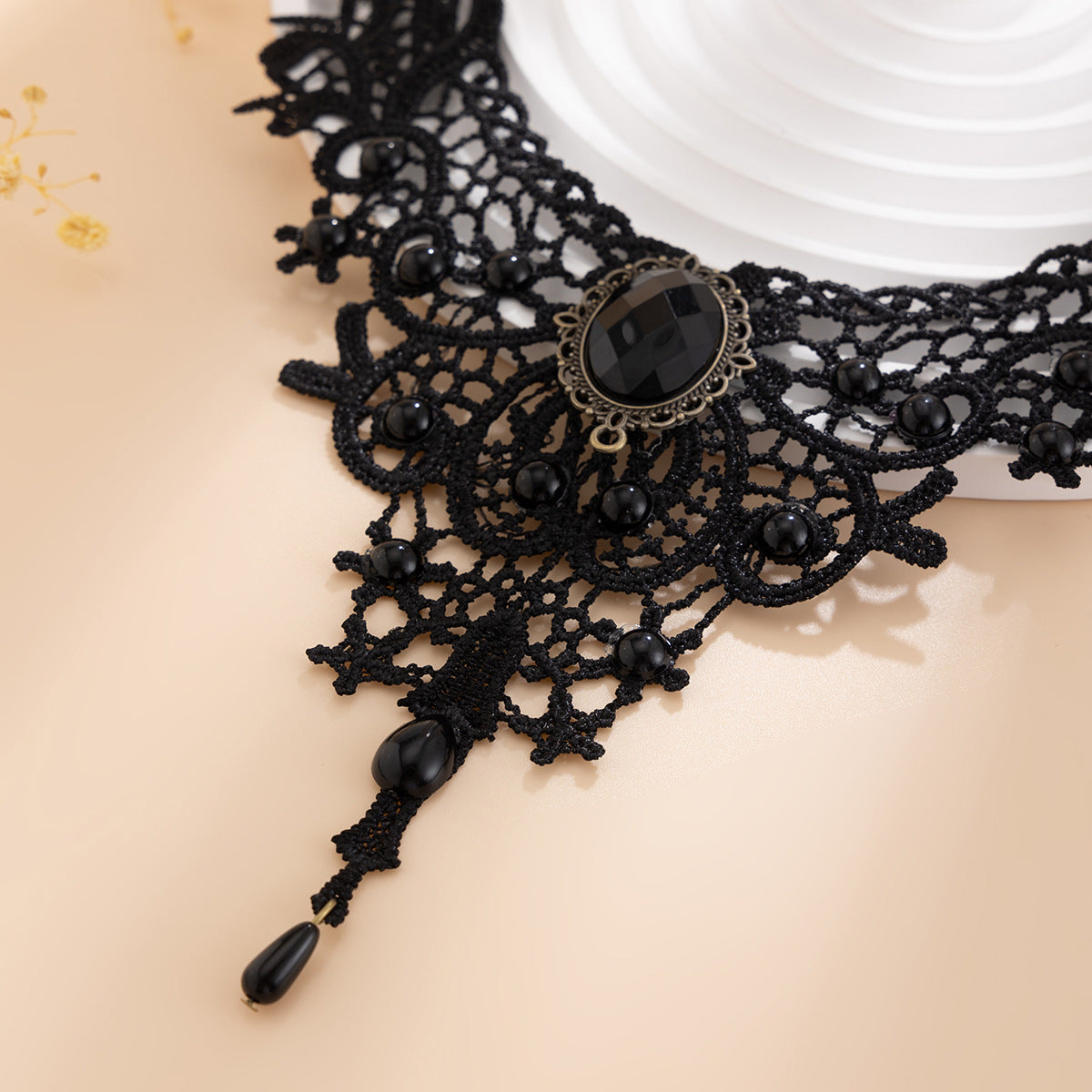Collier Ras-du-Cou – Dentelle Noire & Pierre Rouge