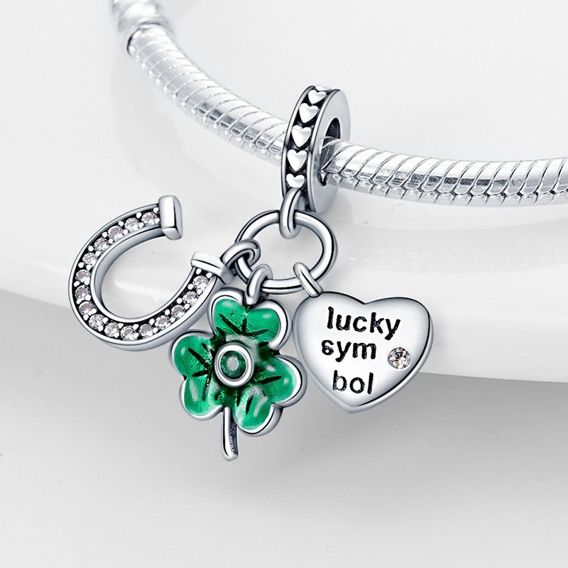 Pendentif Fer à Cheval en U avec Trèfle et Arbre de Vœux – Cuivre Plaqué Argent