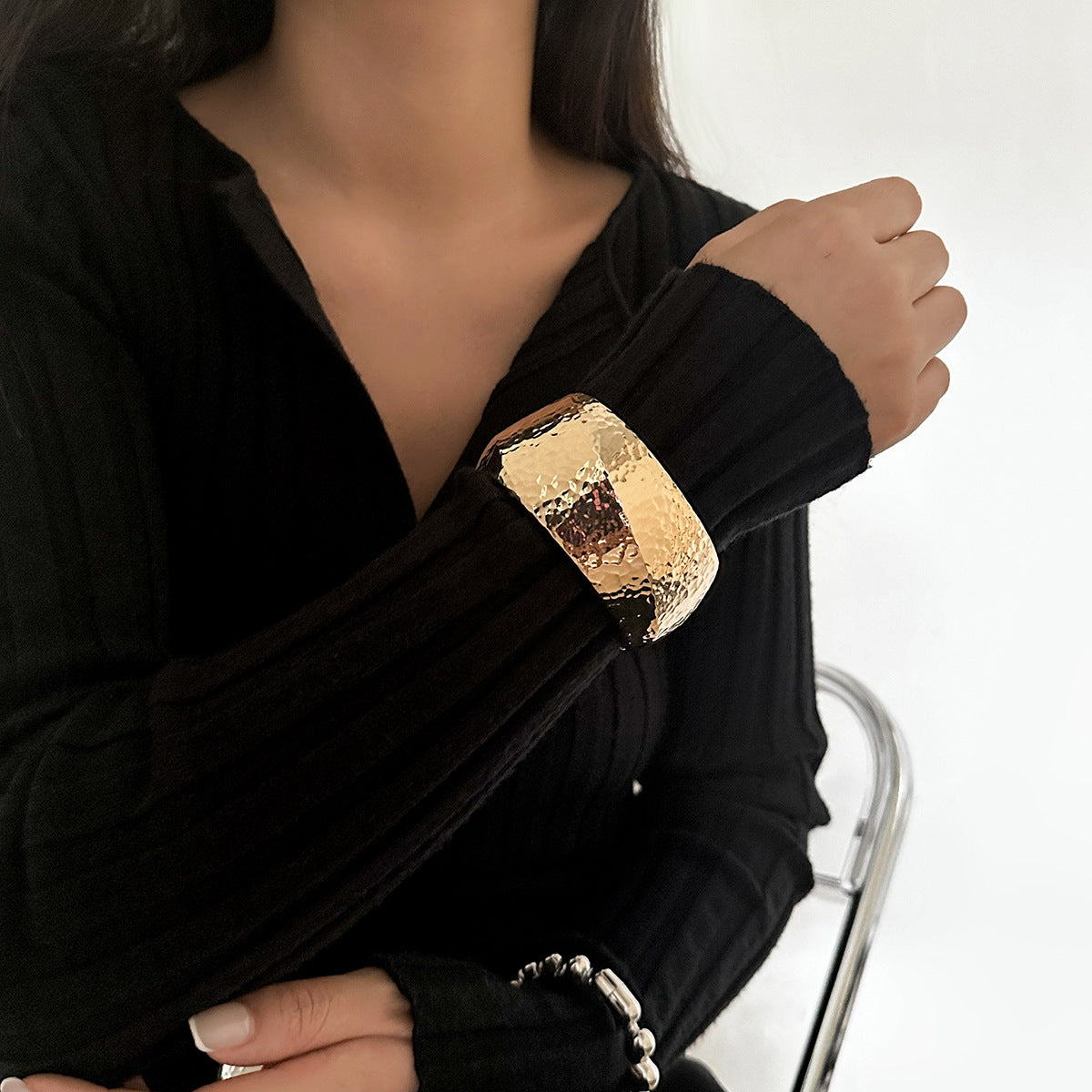 Bracelet Large Martelé – Acier Bicolore Élégant & Tendance