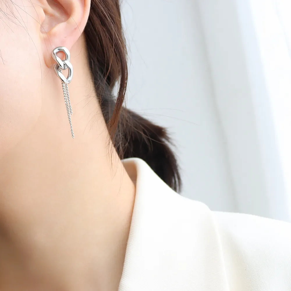 Boucles d’Oreilles Chaîne – Acier Titane & Design Graphique