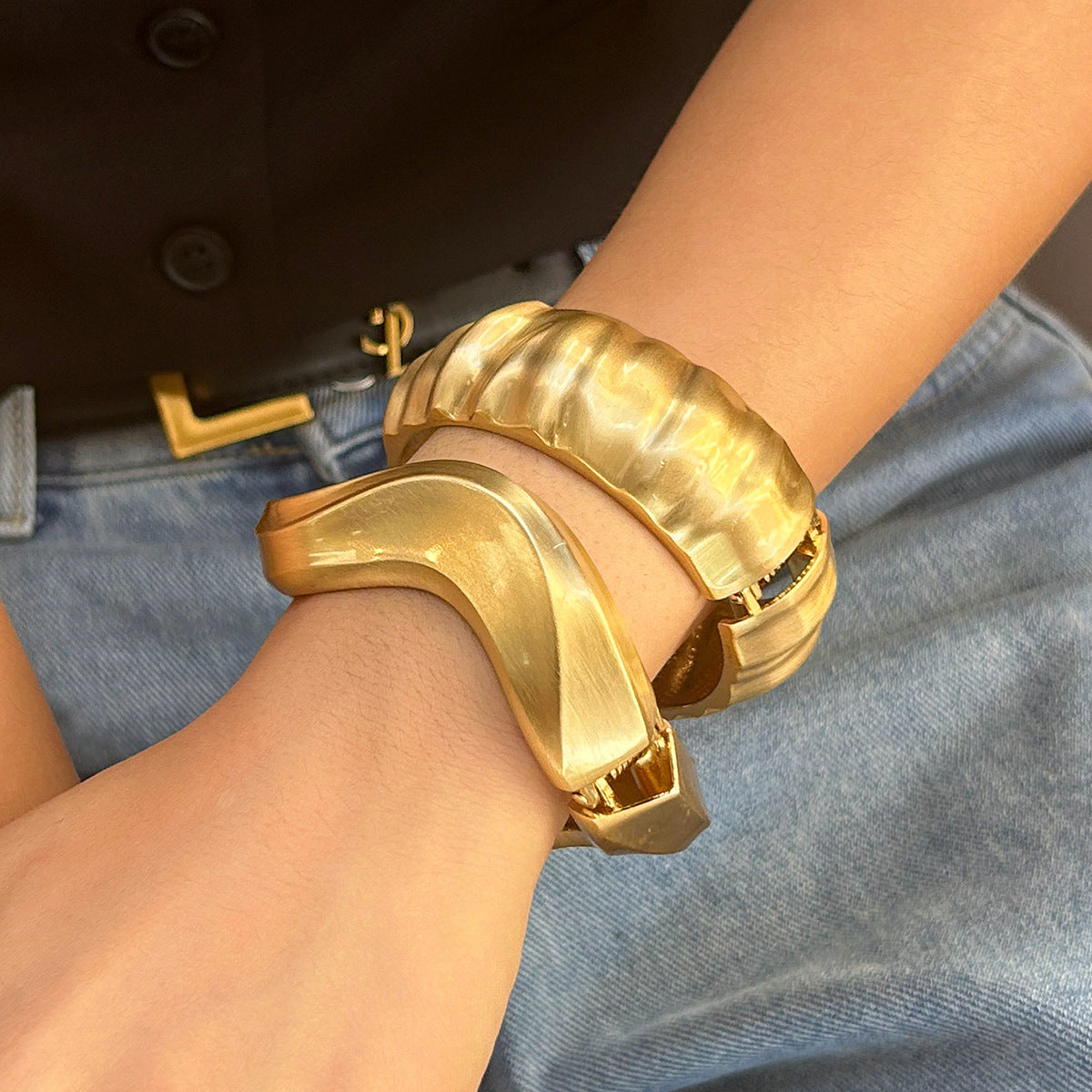 Bracelet Doré Sculptural – Design Moderne & Tendance