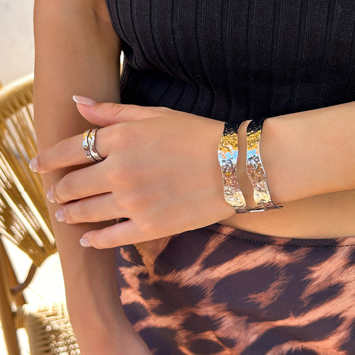 Bracelet Large en Acier Martelé – Effet Bicolore & Style Moderne