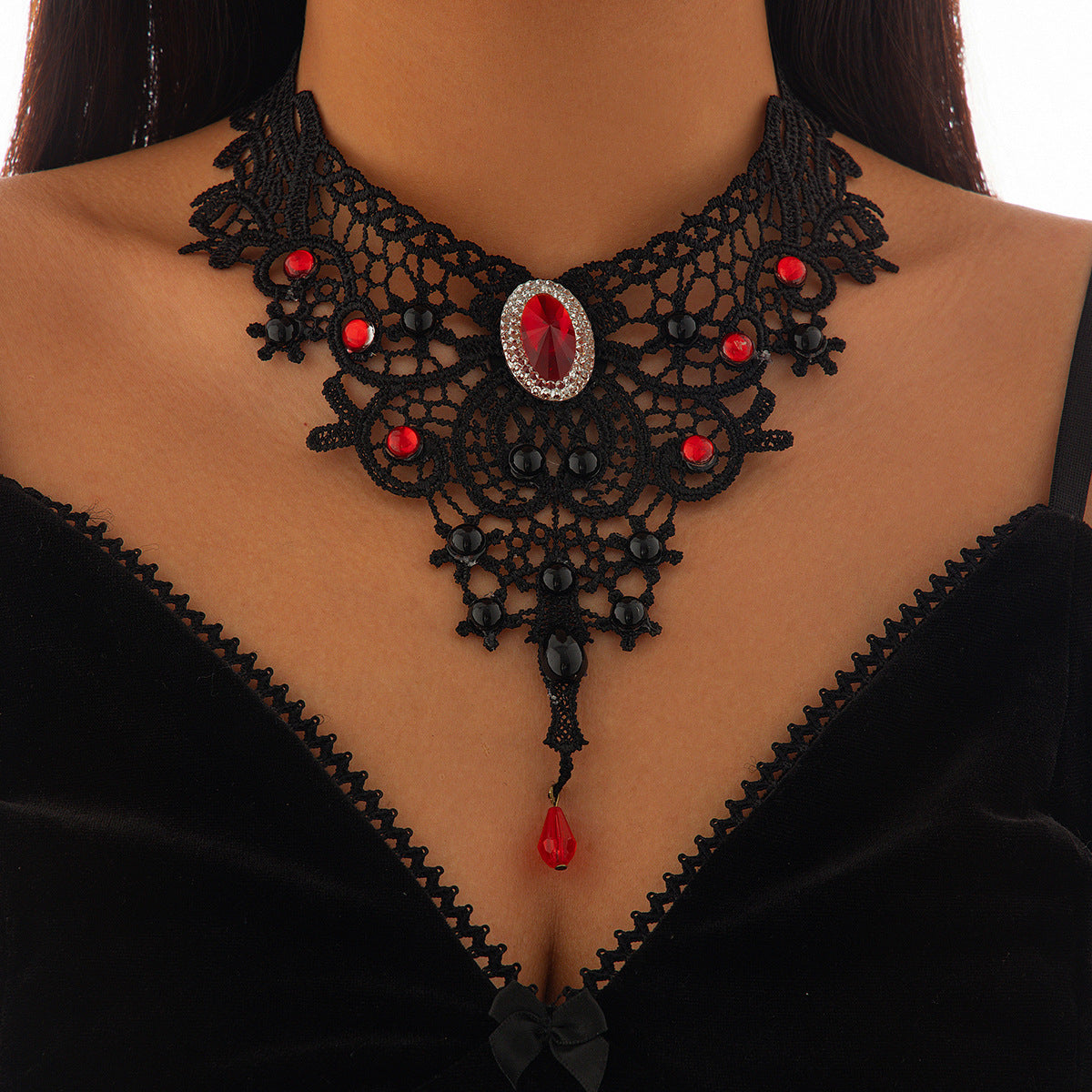 Collier Ras-du-Cou – Dentelle Noire & Pierre Rouge