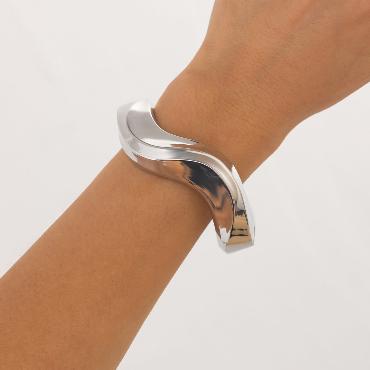 Bracelet Doré Sculptural – Design Moderne & Tendance