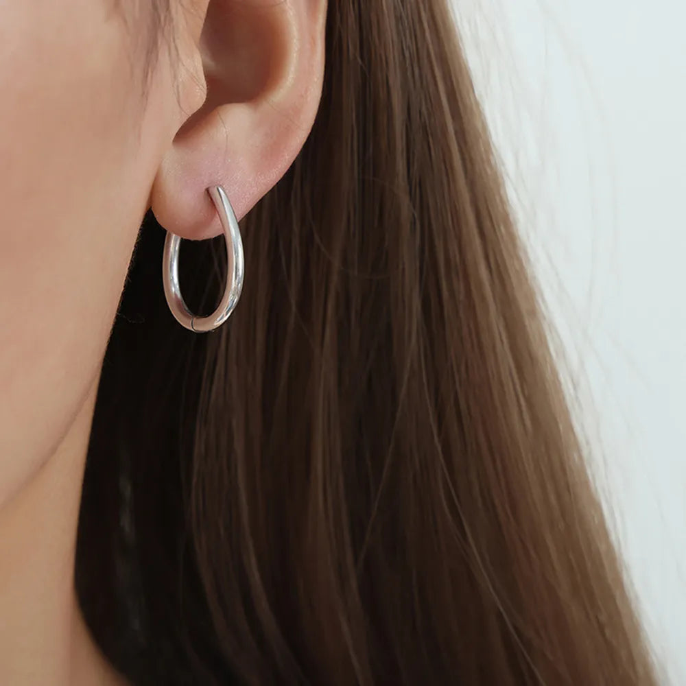 Boucles d’Oreilles Huggie – Acier Titane & Finition Brillante