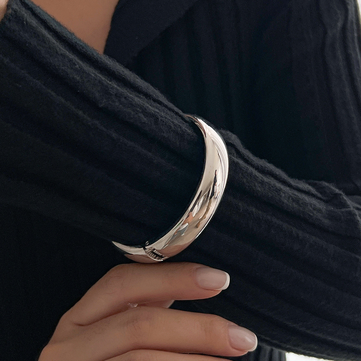 Bracelet Large Martelé – Acier Bicolore Élégant & Tendance