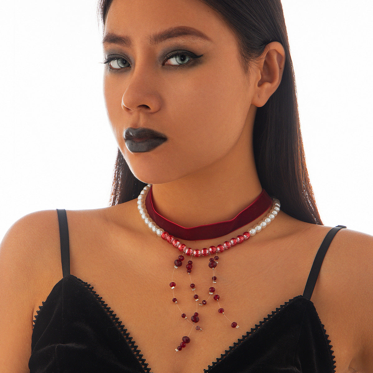 Collier Ras-de-Cou – Perles, Velours & Gouttes de Sang