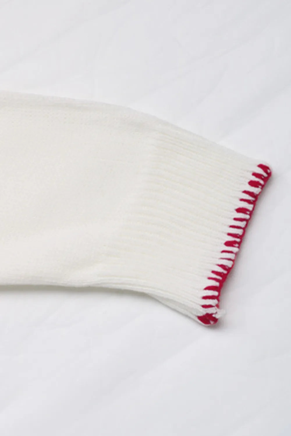 Pull de Noël "Cadeau de l’Hiver" – Blanc Doux & Nœud Rouge