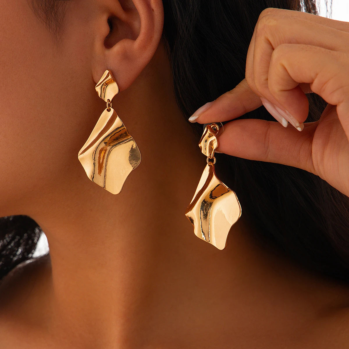Boucles d’Oreilles Pendantes Métal Plissé – Style Vintage Doré