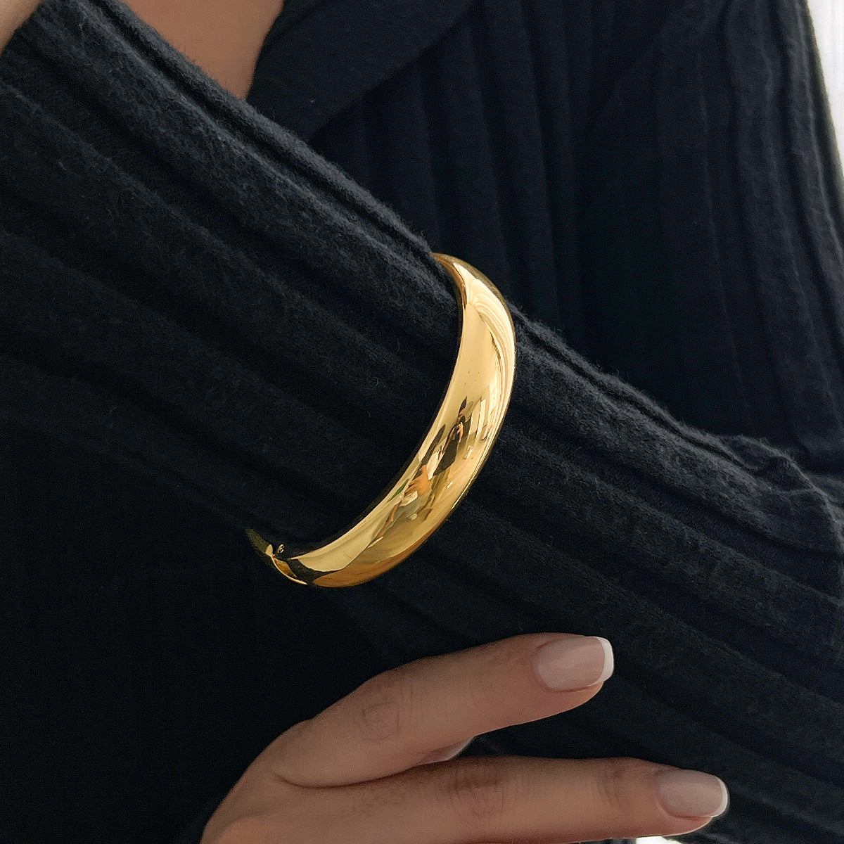 Bracelet Large Martelé – Acier Bicolore Élégant & Tendance
