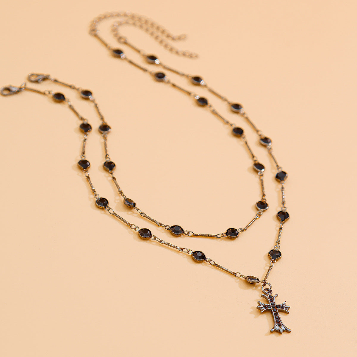 Collier Double Rang – Croix Noire & Perles Sombres