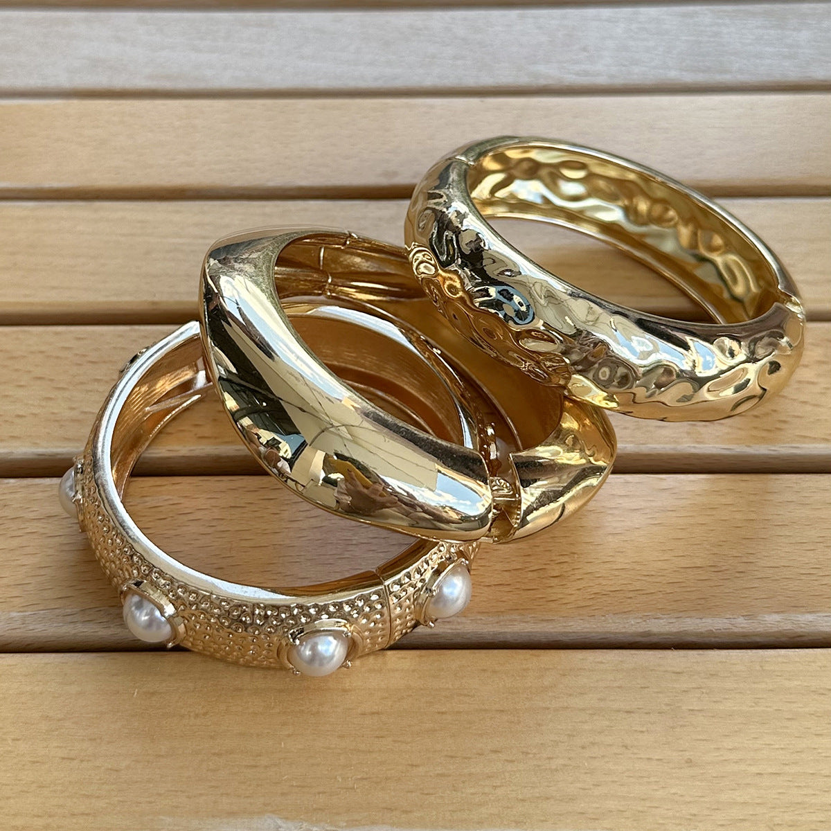 Bracelet Doré Luxueux – Perles & Finitions Texturées
