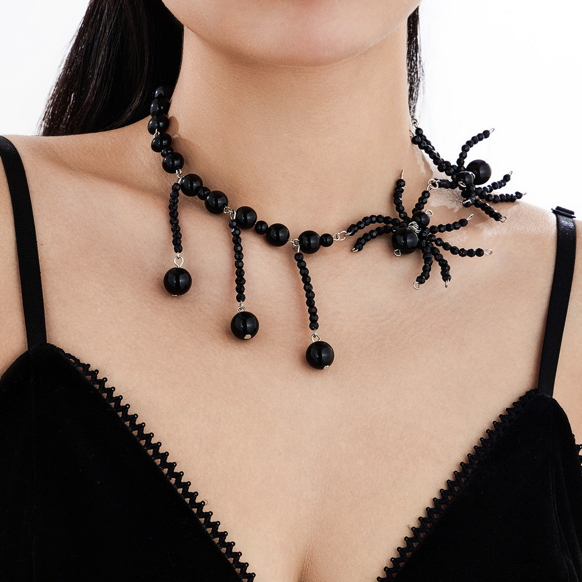 Collier Tissé en cristal – Araignées Noires & Perles