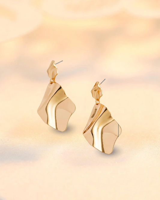 Boucles d’Oreilles Pendantes Métal Plissé – Style Vintage Doré
