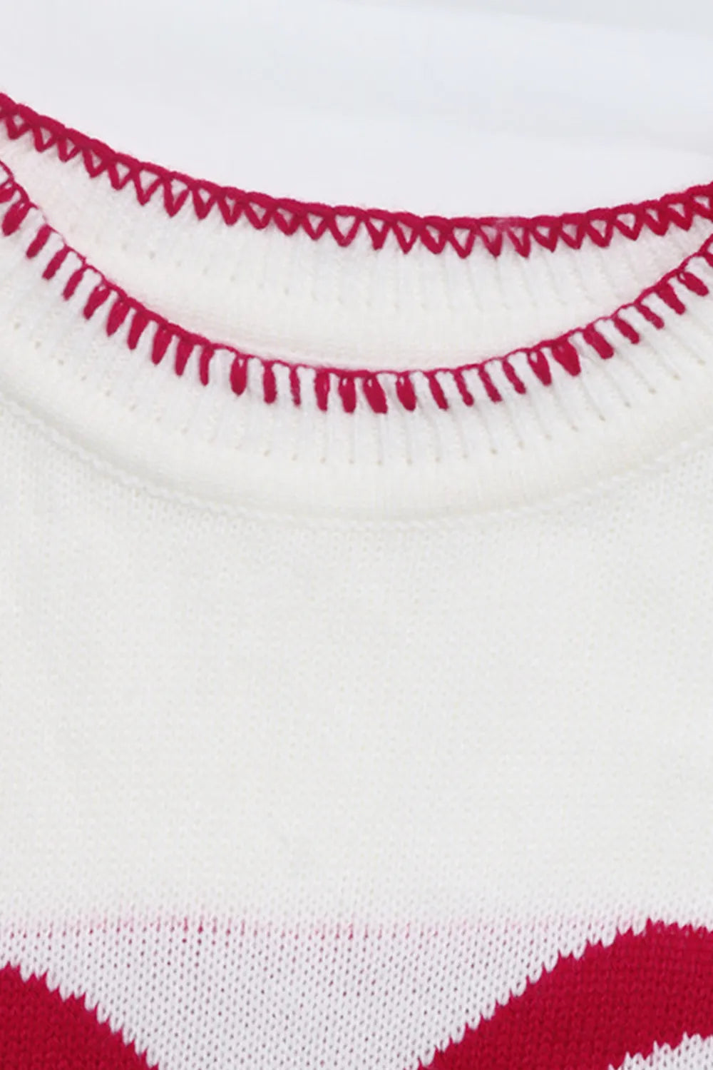 Pull de Noël "Cadeau de l’Hiver" – Blanc Doux & Nœud Rouge