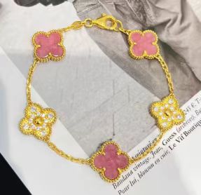 Bracelet Trèfle Doré – Acier Titane Plaqué Or 18K & Chance Élégante