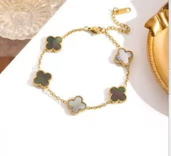 Bracelet Trèfle Doré – Acier Titane Plaqué Or 18K & Chance Élégante