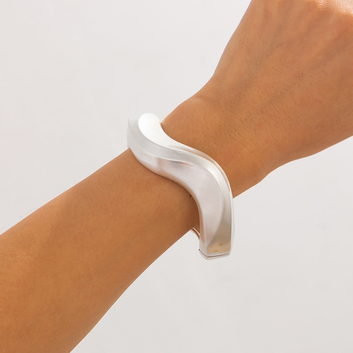 Bracelet Doré Sculptural – Design Moderne & Tendance