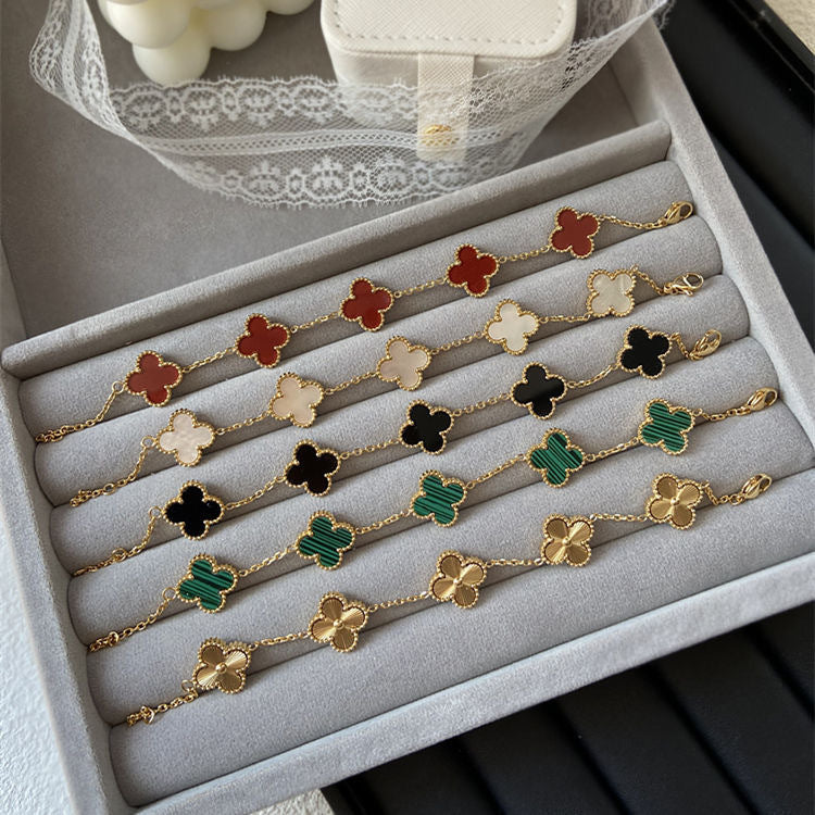 Bracelet Trèfle Doré – Acier Titane Plaqué Or 18K & Chance Élégante